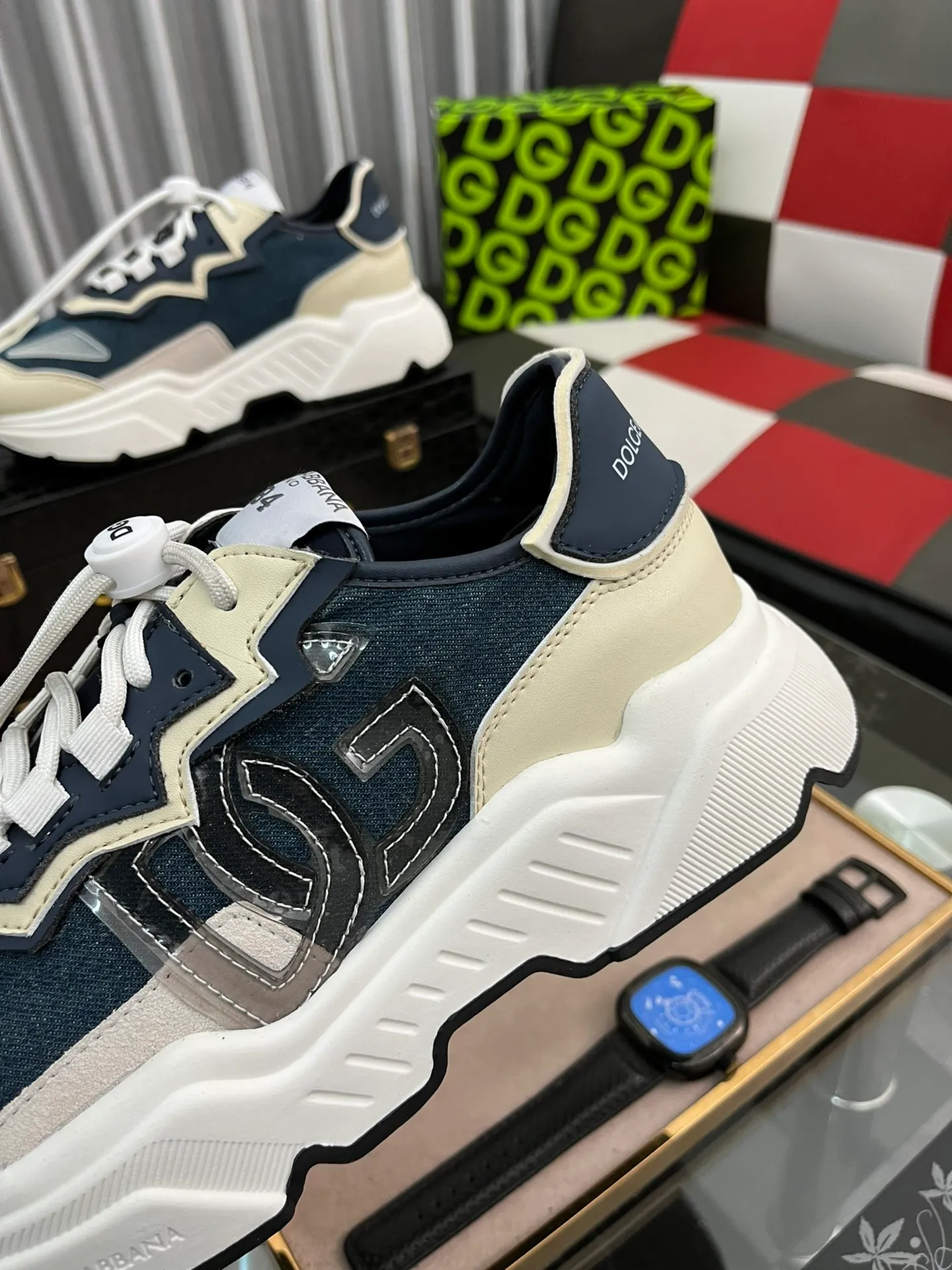 Factory price 480⌚️⌚️DG high-end boutique men's casual sports shoes! Imported original cowhide, shoe body metal loug decoration, imported original hardware, exquisite luxury, super A level! Compared with the genuine product at the counter, the version is no worse at all! Size:38-44